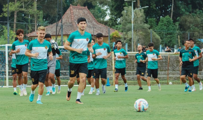 Sesi latihan PSS Sleman di Lapangan Pakembinangun Sleman.