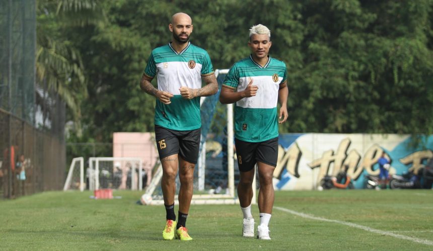 Danilo Alves saat pemanasan bareng Gustavo Tocantins di sesi latihan PSS Sleman.