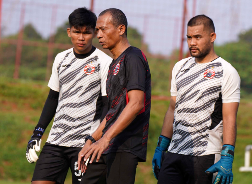 Pelatih Kiper Persija Hendro Kartiko.