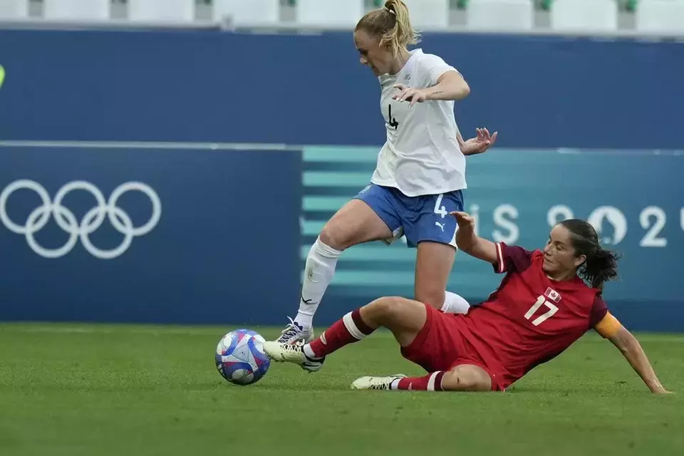 Pemain Selandia Baru Cj Bott (atas) dan pemain Kanada Jessie Fleming berebut bola pada pertandingan sepak bola putri grup A Olimpiade Paris 2024