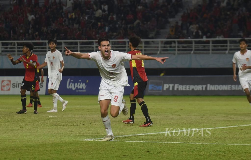 Tim Malaysia U-19 merayakan gol ke gawang Thailand pada laga penyisihan Piala AFF U-19 di Stadion Gelora Bung Tomo